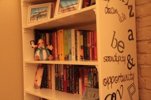 Closer look at bookshelf, Obelix and graffiti